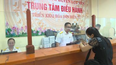 Cán bộ Chi cục Thuế Lục Yên hướng dẫn người dân làm thủ tục kê khai thuế